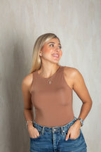 Body Básico Cocoa - moda femenina AVR- frontal cuello