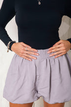 Short Génesis Gris - moda femenina AVR-detalle