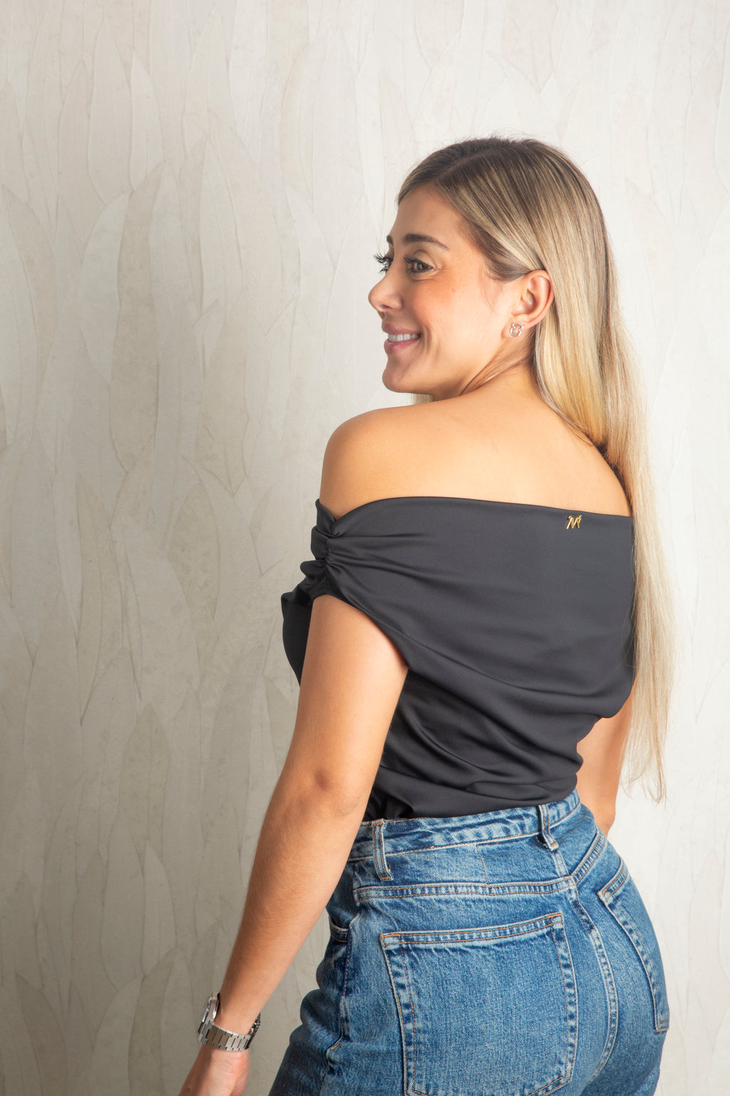 Top Victoria negro para mujer de AVR, moda femenina en Colombia.